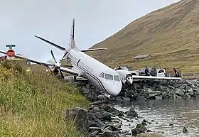 Le Saab 2000 après avoir quitté la piste de l'aéroport Tom Madsen.