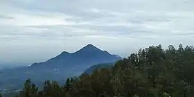 Vue du mont Penanggungan depuis le volcan Arjuno-Welirang au nord.