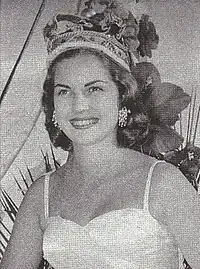 Penelope Coelen avec le couronne de Miss Monde en 1958.