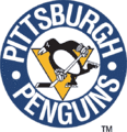 Logo représentant un manchot patinant avec un bâton de hockey, entouré des mots PITTSBURGH PENGUINS en blanc sur fond bleu.