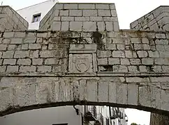 Peníscola, armes de Benoît XIII sur une porte de la ville.