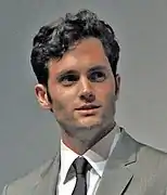 Penn Badgley interprète Joe.