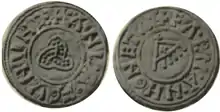 Photo des deux faces d'une pièce de monnaie avec une triquetra sur une face et une bannière au corbeau sur l'autre