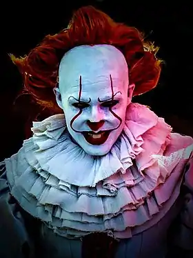 un clown au maquillage effrayant.