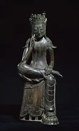 Statue en bronze doré de Maitreya méditant. Bodhisattva Maitreya assis, une jambe repliée. Trois Royaumes (Silla ?), fin VIe. Bronze doré, H. 83,2 cm.