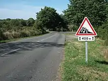 Exemple d'utilisation du panneau A16 sur une route départementale