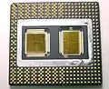 Intérieur d'un Pentium Pro : le circuit de gauche est le processeur, celui de droite la mémoire cache L2