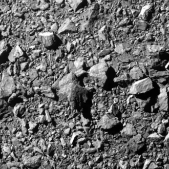 Dernière vue de Dimorphos, réalisée deux secondes avant l'impact, d'une distance de 12 kilomètres. La portion de terrain photographié est large de 31 mètres.