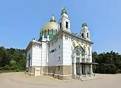 Kirche am Steinhof. Dessinée par Otto Wagner en 1907, l'église Saint Leopold domine le parc d'un asile d'aliénés. Les vitraux sont de Koloman Moser. Les ornements sont d'Othmar Schimkowitz, Richard Luksch et Josef Hoffmann.