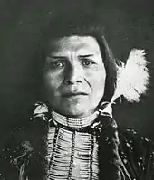 Photo noir et blanc : portait d'un Amérindien.