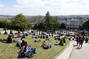 Depuis toujours, touristes et autochtones aiment se prélasser sur les pelouses du square.