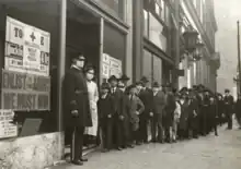 Personnes faisant la queue pour obtenir des masques anti-grippe