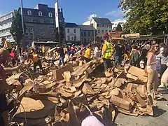 Installation en carton Les Gens construisent (en anglais : The People Build) en cours de destruction par les visiteurs sur la place Eyre (en), lors de l'édition 2017 du Festival international des arts de Galway (en).
