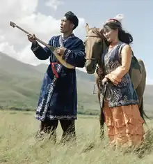 Description de l'image People of Kazakhstan in Zailiysky Ala-Tau mountains.png.