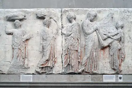 Scène centrale de la frise est, de gauche à droite, trois figures féminines, un homme, un enfant