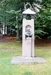 Monument en deux parties, un buste de Pehr Henrik Ling au premier plan.