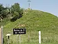 La motte principale avec son calvaire, vue d'en bas.