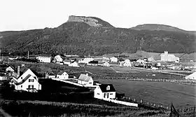 Le mont Sainte-Anne (à gauche) et le mont Blanc (à droite) vus du village de Percé vers 1930.