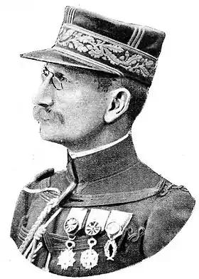 Dessin monochrome d'un homme en tenue militaire, portant un képi et représenté de profil.