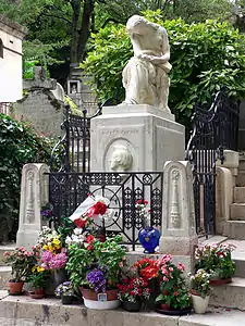 Euterpe (1850), muse de la Musique, ornant le Monument funéraire de Frédéric Chopin, Paris, cimetière du Père-Lachaise.
