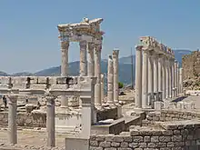 Photographie des ruines de colonnes d'un temple grec.