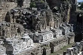 Vestiges du mur de scène.