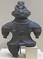 Dogū aux yeux exorbités. Terre cuite noire, H. 34,3 cm. Jōmon Final, 1000-400. Kamegaoka, préfecture d'Aomori. TNM.