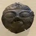 Masque domen. Terre cuite noire, D. 11,5 cm. Jōmon Final. TNM.