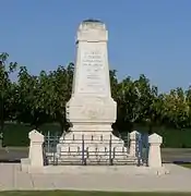 Le Monument aux morts des deux guerres mondiales.