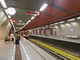 Station et rame du métro.