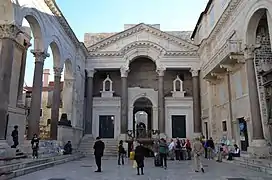 Le péristyle du palais de Dioclétien à Split (Croatie).