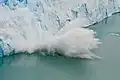 Vêlage par la chute d'un bloc de glace