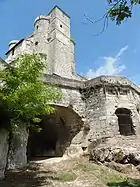 Accès au fossé carrières et au château par la terrasse.