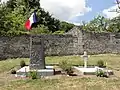 Tombe et mémorial de guerre dans l'ancien cimetière.