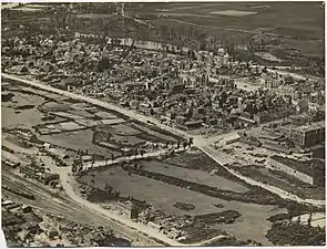 Vue générale de Péronne en ruines (1918).