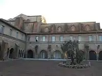 Le cloître et l'église du couvent des Frères Prêcheurs