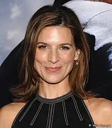 Perrey Reeves interprète Nina.