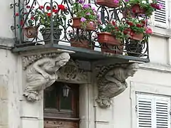 Corbeaux sculptés soutenant un balcon, avenue de l'Église.