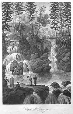Gravure en noir et blanc : deux cascades de part et d'autre d'un éperon rocheux couvert de sapins ; à droite, une passerelle où se distinguent un âne et un homme ; au premier plan, sur les roches affleurantes, trois flâneurs dont une femme avec une ombrelle