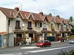 Alignement de maisons du début du XXe siècle.