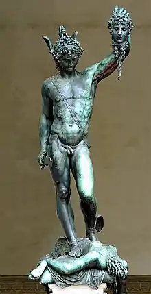 Statue en bronze d'un homme nu et casqué tenant un épée d'une main, et la tête de Méduse de l'autre.