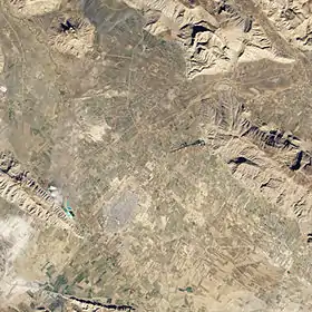 Vue aérienne de la plaine de Marvdasht avec l'extrémité nord-ouest du Kuh-e Rahmat sur la droite.