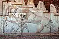 Bas-relief représentant un lion s'attaquant à un bovin à Persépolis.