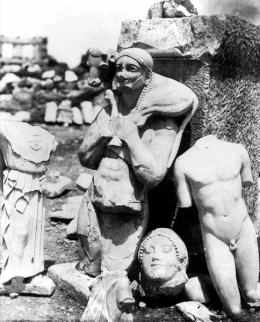 Photo noir et blanc de statues entassées