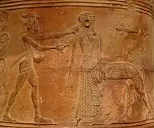 Persée est debout à gauche et tout en détournant la tête saisit Méduse par une tresse en brandissant son épée.