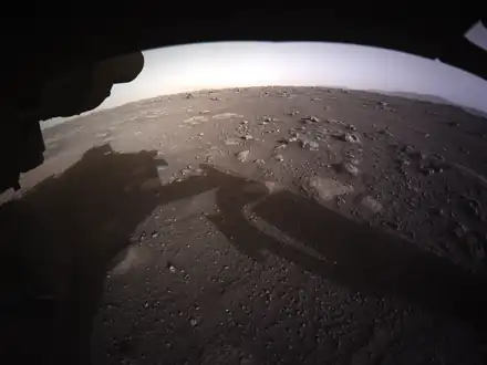 La première photo de la surface de Mars en couleurs prise par Perseverance après l’atterrissage.