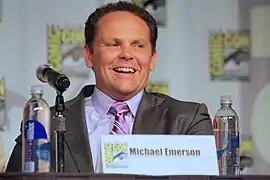 Kevin Chapman interprète le lieutenant Lionel Fusco.