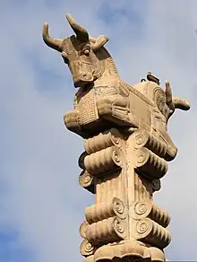 Bien conservé, colonne de Persépolis. Notez les deux taureaux et la ornations.