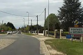 La D 372 à l'entrée nord-est de la ville.