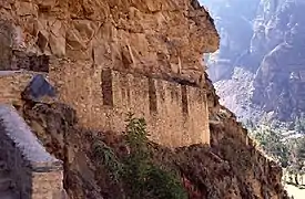 Vestige de Qollqa inca (grenier public) en partie troglodyte, toujours près d'Ollantaytambo.